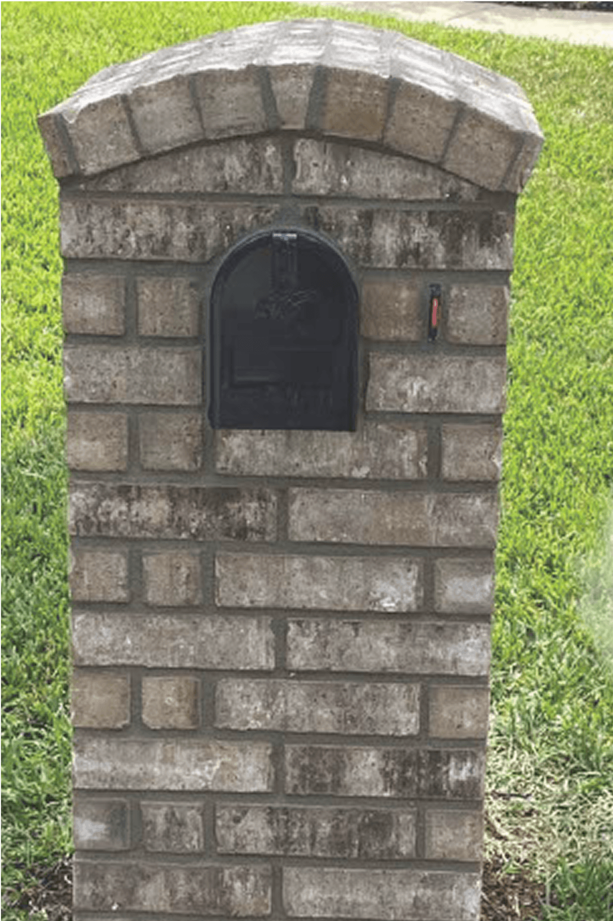 Arched Brick Mailbox Before